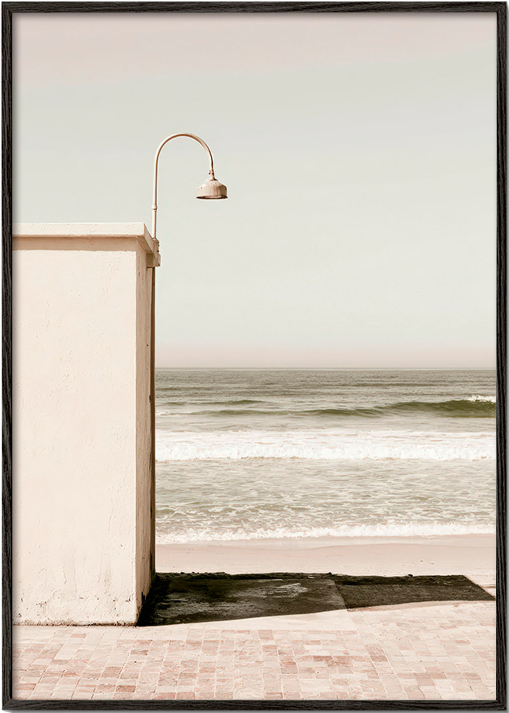 Cuadro de paisaje con playa y farol minimalista – Black Frame