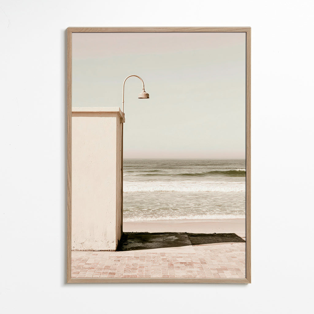 Cuadro de paisaje con playa y farol minimalista – Oak Frame