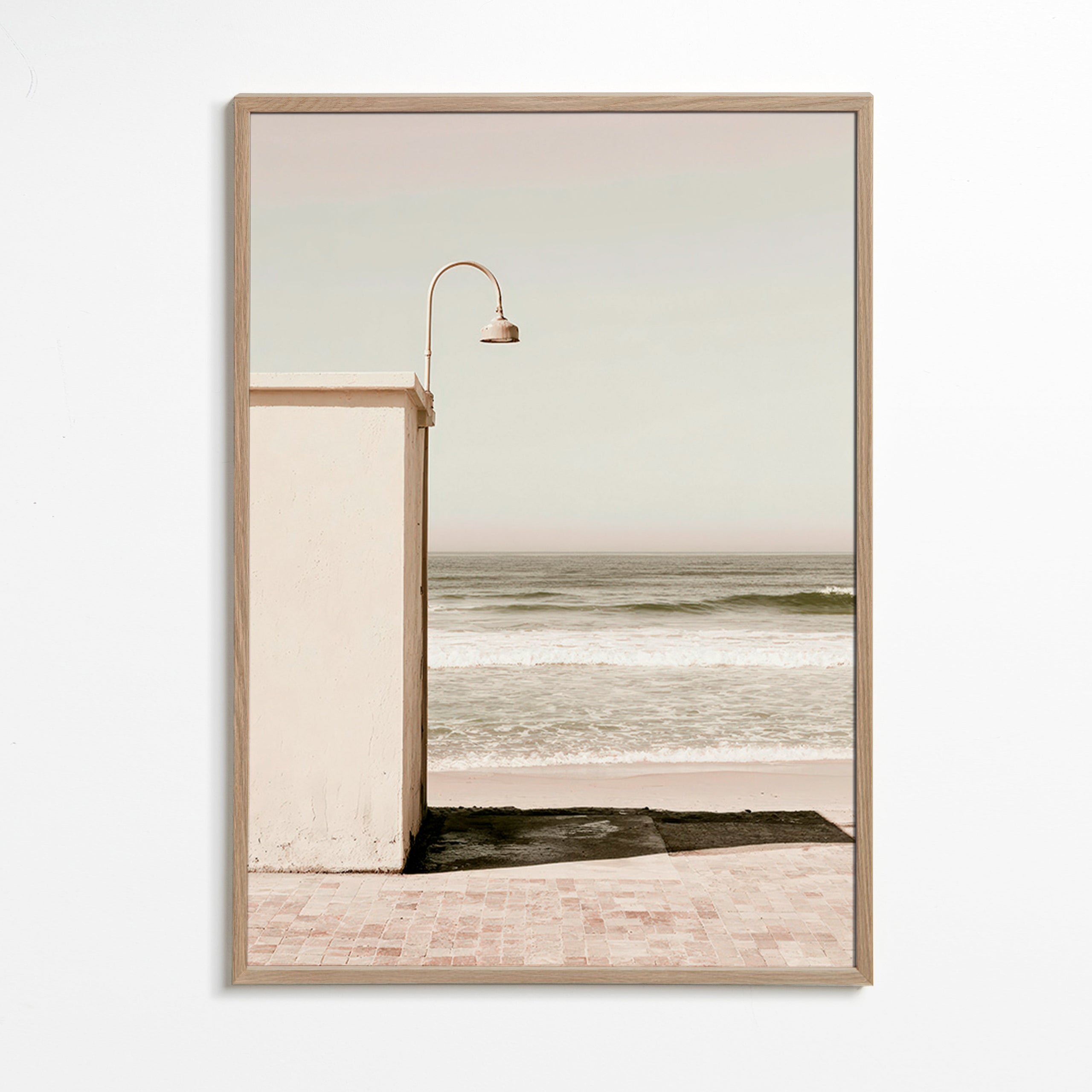 Cuadro de paisaje con playa y farol minimalista – Oak Frame