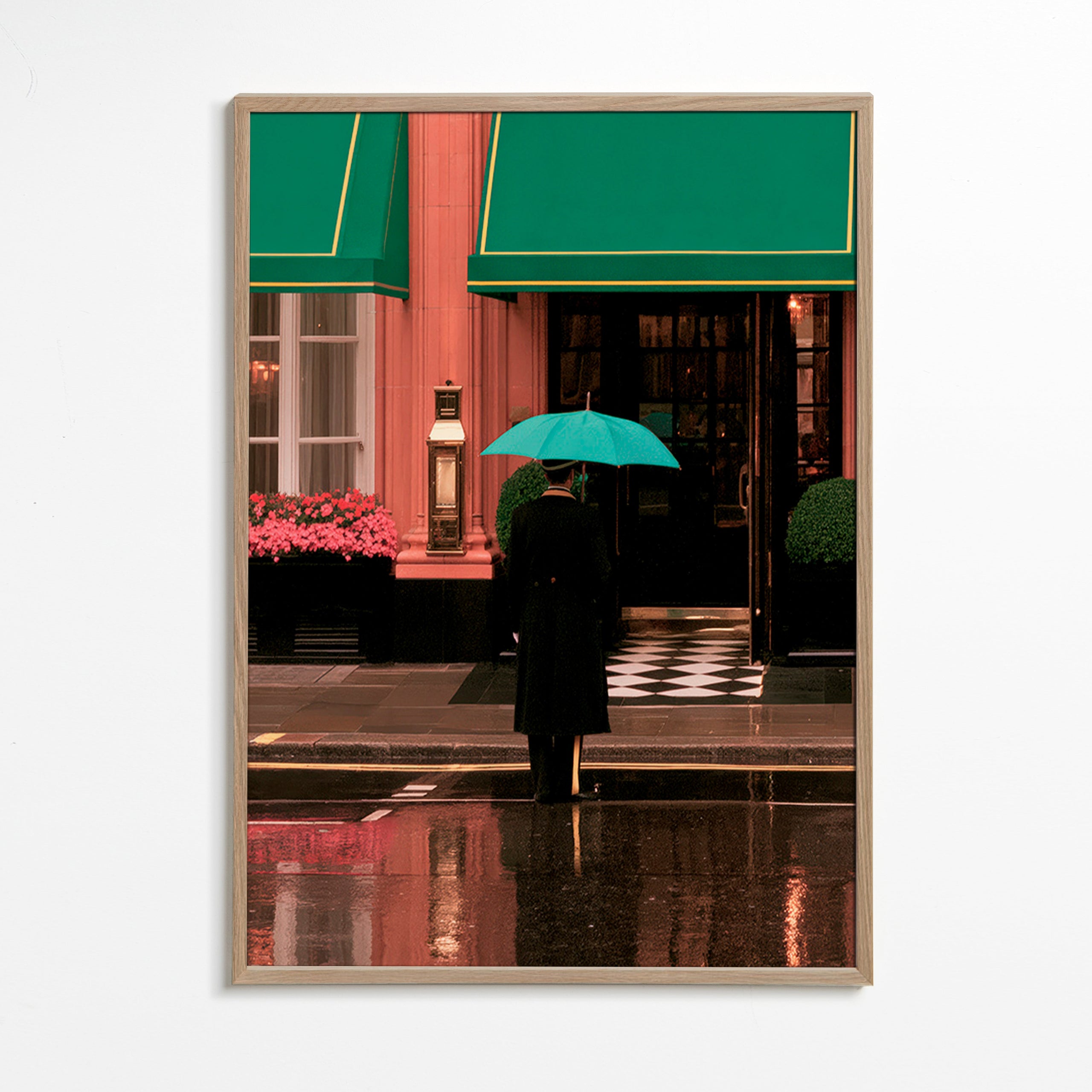 Cuadro de ciudades: figura bajo paraguas y reflejos – Oak Frame
