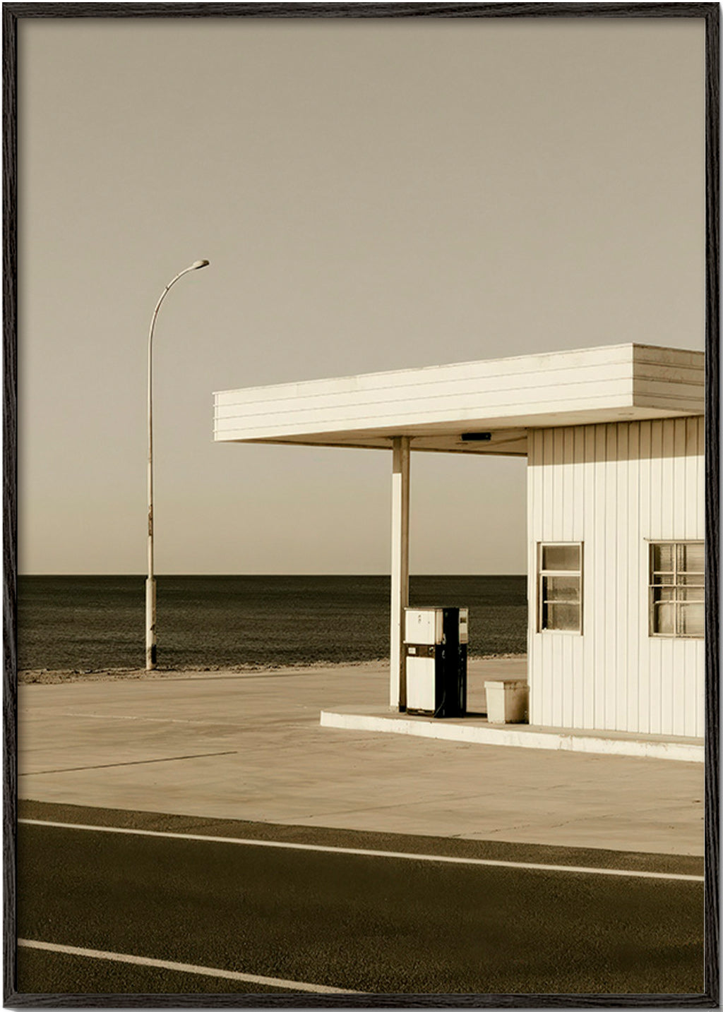 Cuadro de paisaje minimalista con estación costera – Black Frame