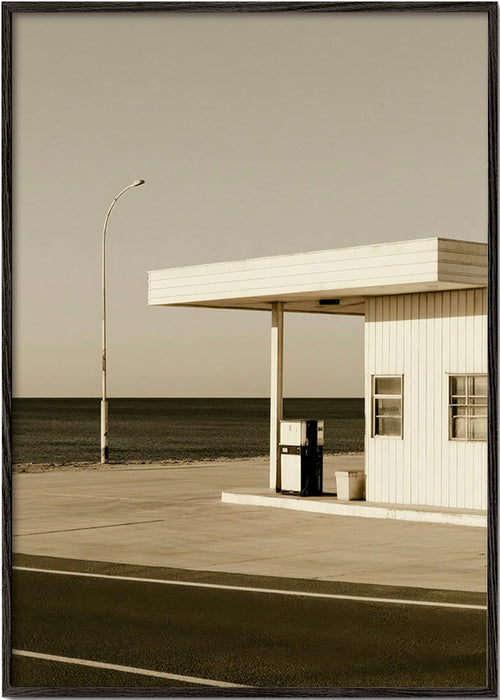 Cuadro de paisaje minimalista con estación costera – Black Frame
