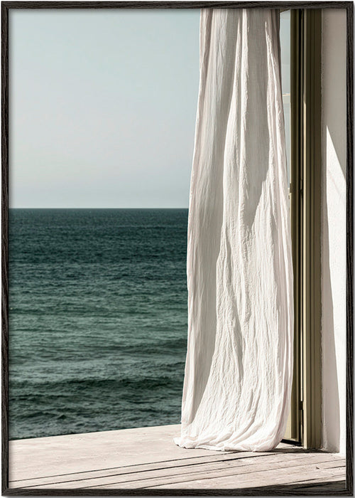 Cuadro de paisaje con cortina junto al mar – Black Frame
