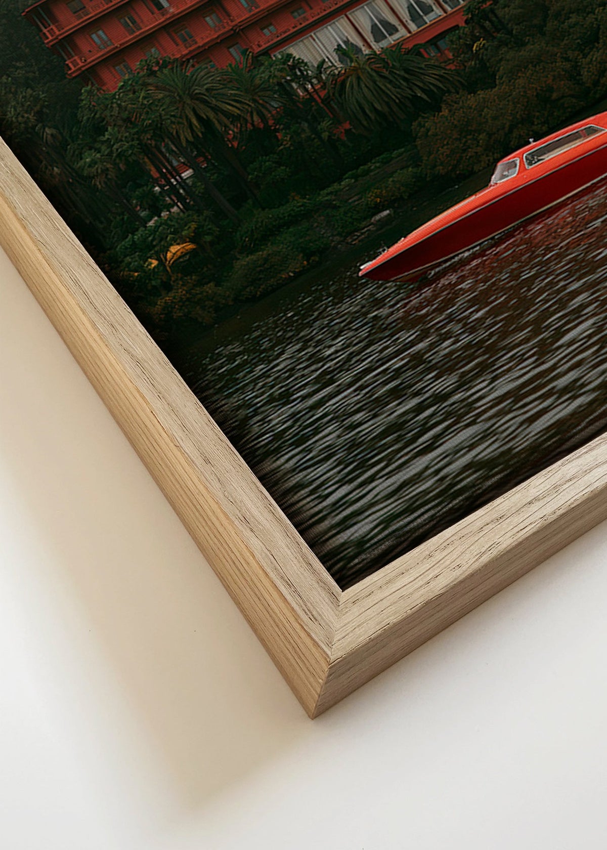 Cuadro de paisaje con hotel rojo y lancha – Canvas detail