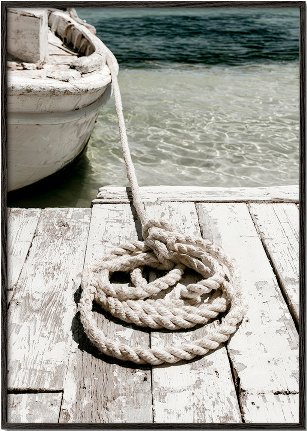 Fotografía de muelle con cabo en primer plano – Black Frame