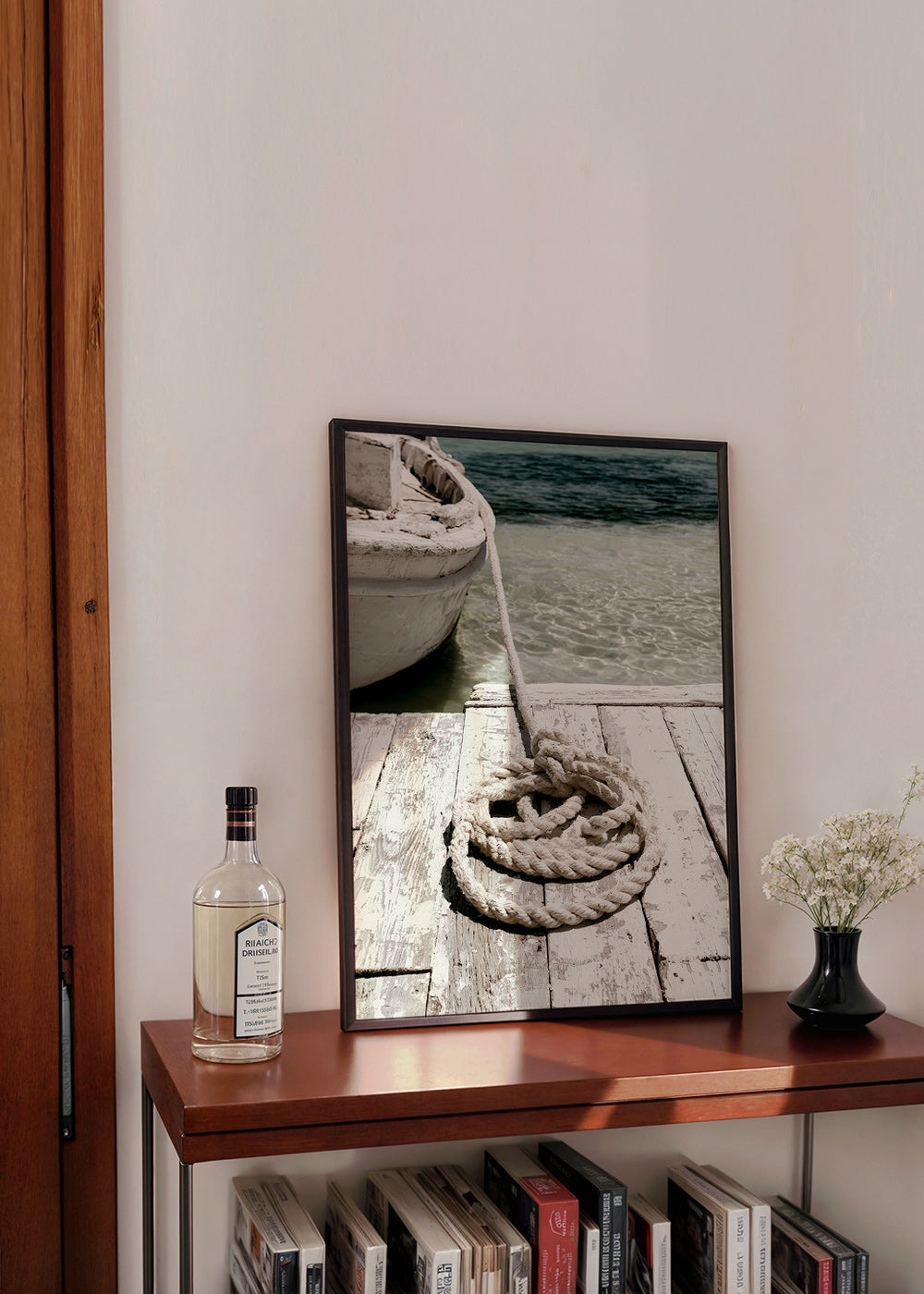 Fotografía de muelle con cabo en primer plano – Product1