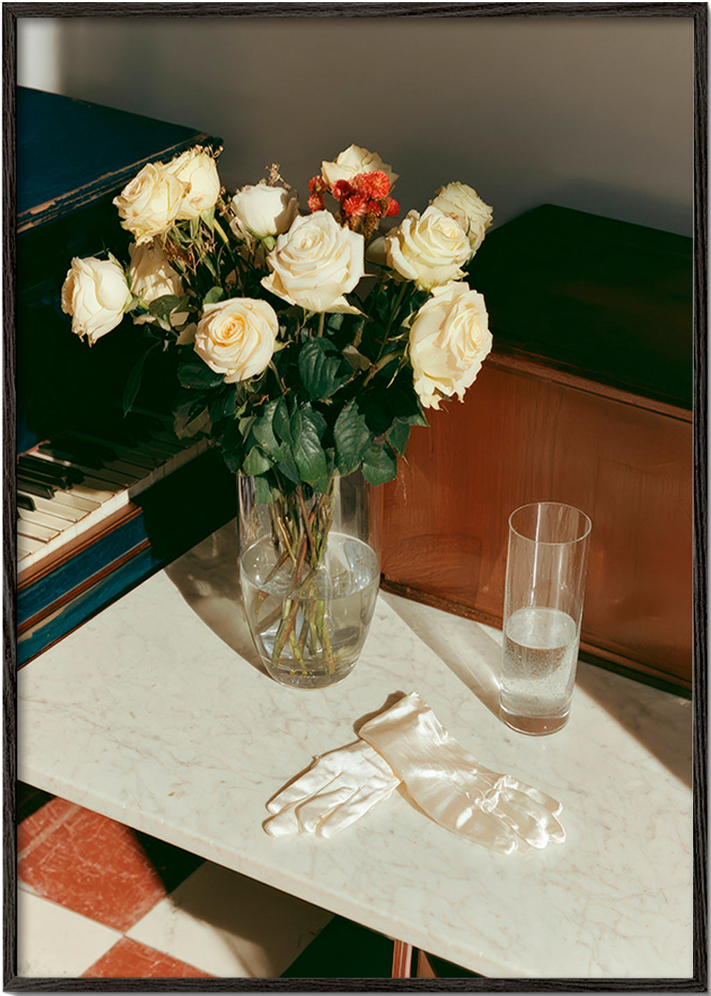 Lámina botánica de rosas blancas – Black Frame