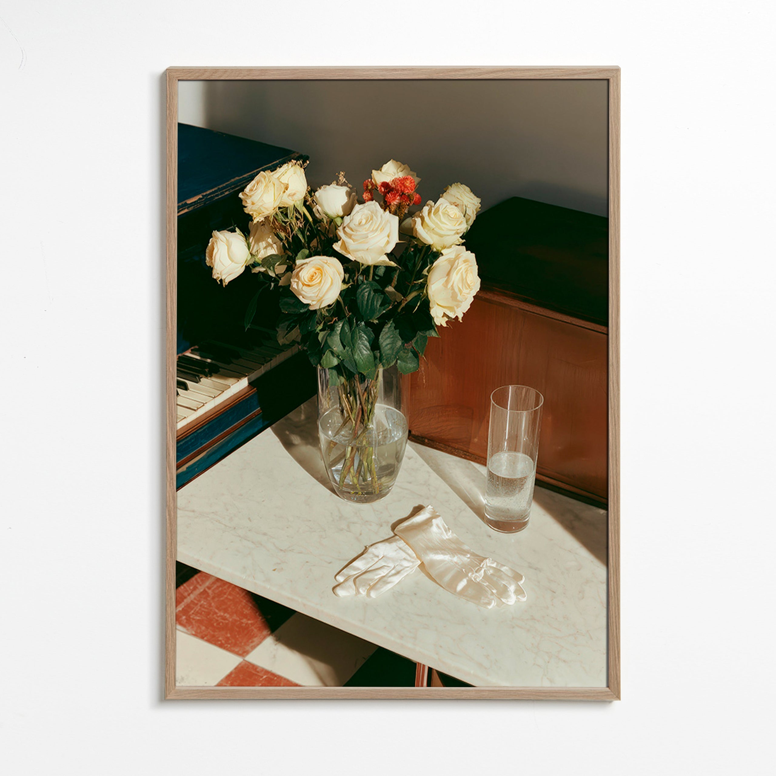 Lámina botánica de rosas blancas – Oak Frame
