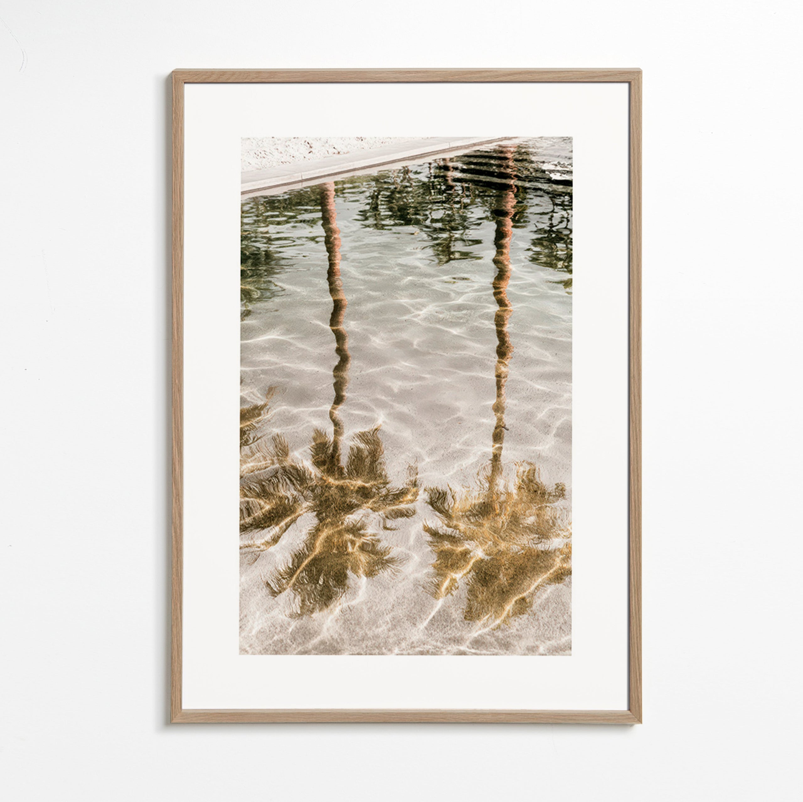 Cuadro de paisaje con palmeras reflejadas – Oak Frame