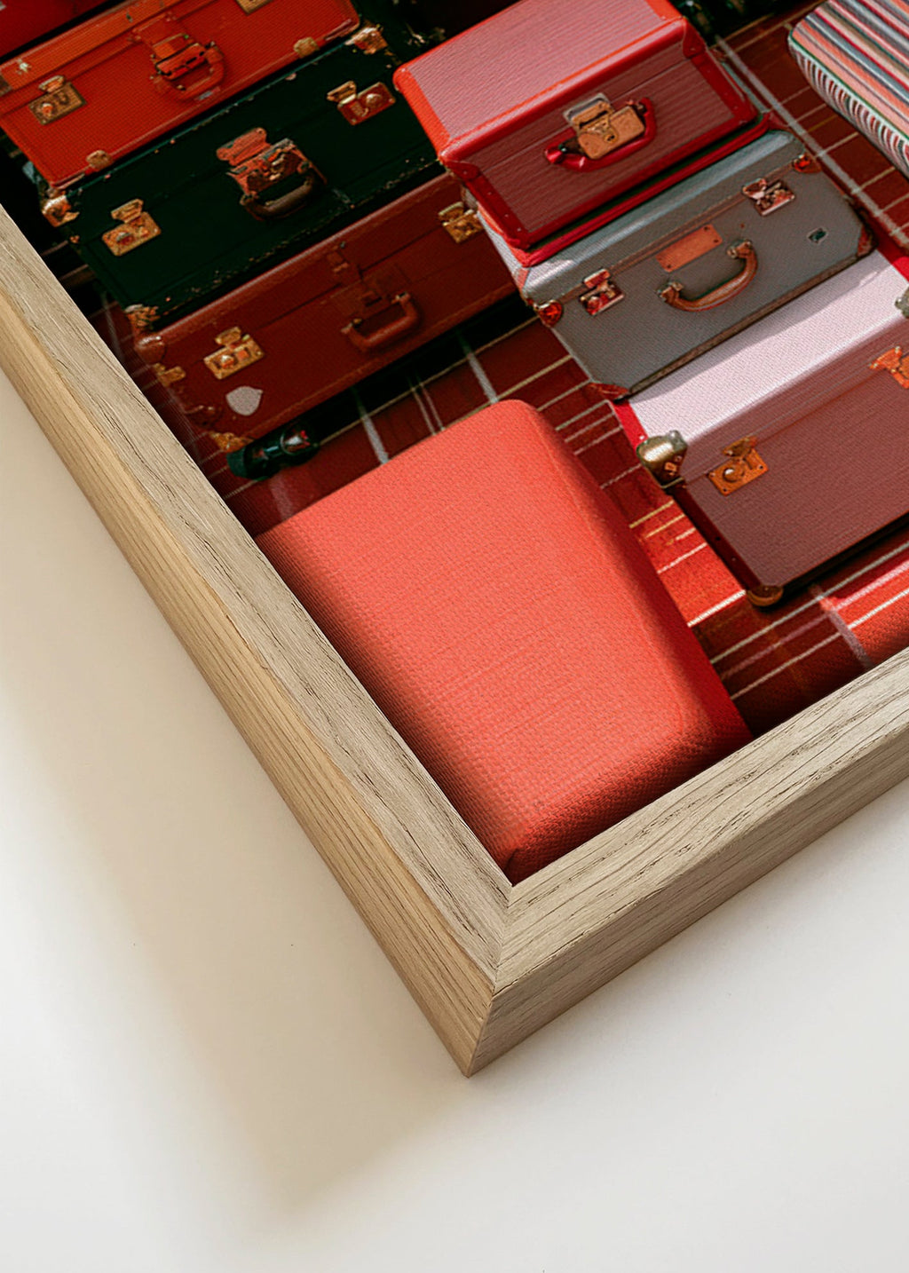 Cuadro de ciudades con maletas rojas apiladas – Canvas detail