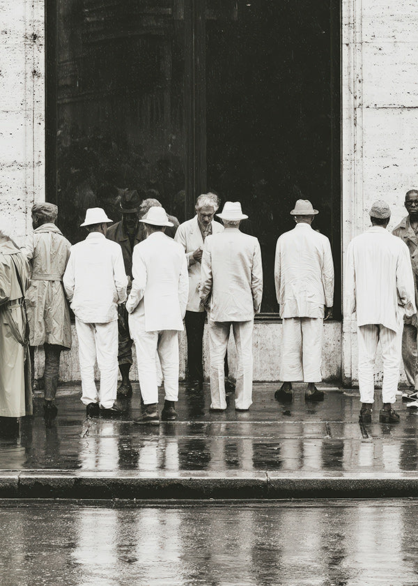 Fotografía en blanco y negro de hombres bajo la lluvia