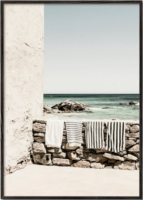 Cuadro de paisaje costero con toallas colgadas – Black Frame