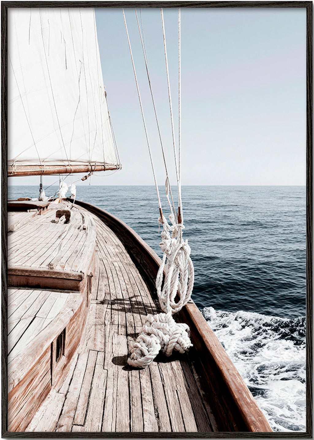 Cuadro de paisaje: proa de velero en calma – Black Frame