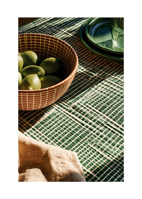 Cuadro de cocina con limas en cuenco y tejido geométrico